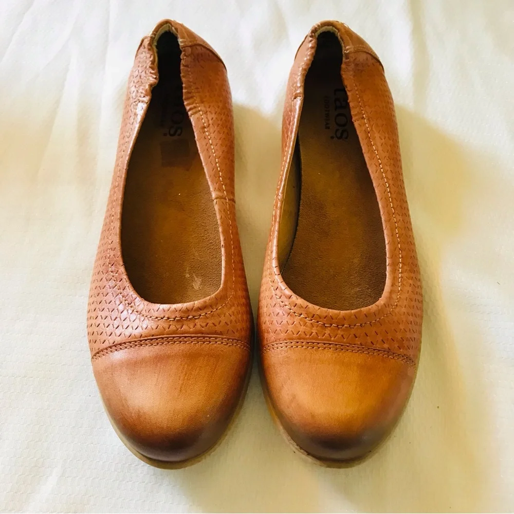 Taos Footwear Women's Tan Leather Perforated Ballet Flats